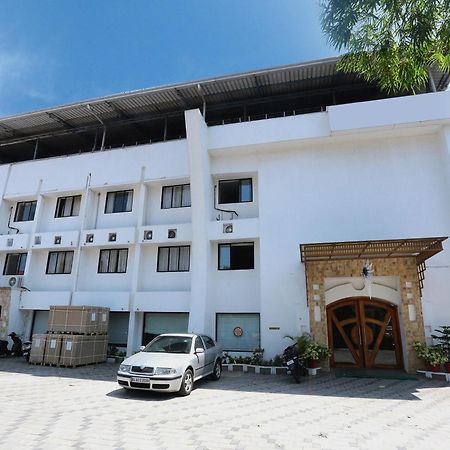 Super Townhouse Dona Castle Hotel Kollam Bagian luar foto