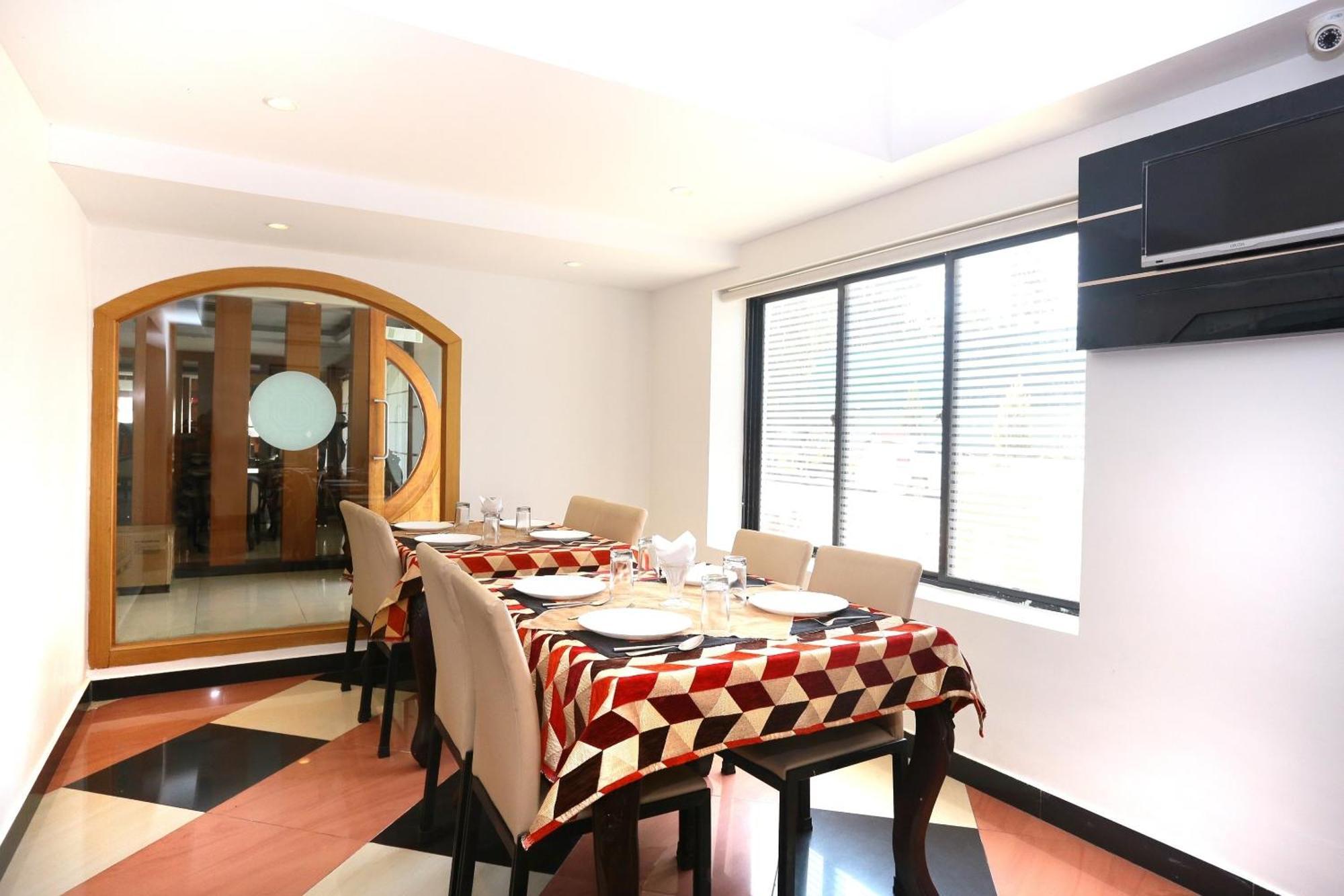 Super Townhouse Dona Castle Hotel Kollam Bagian luar foto