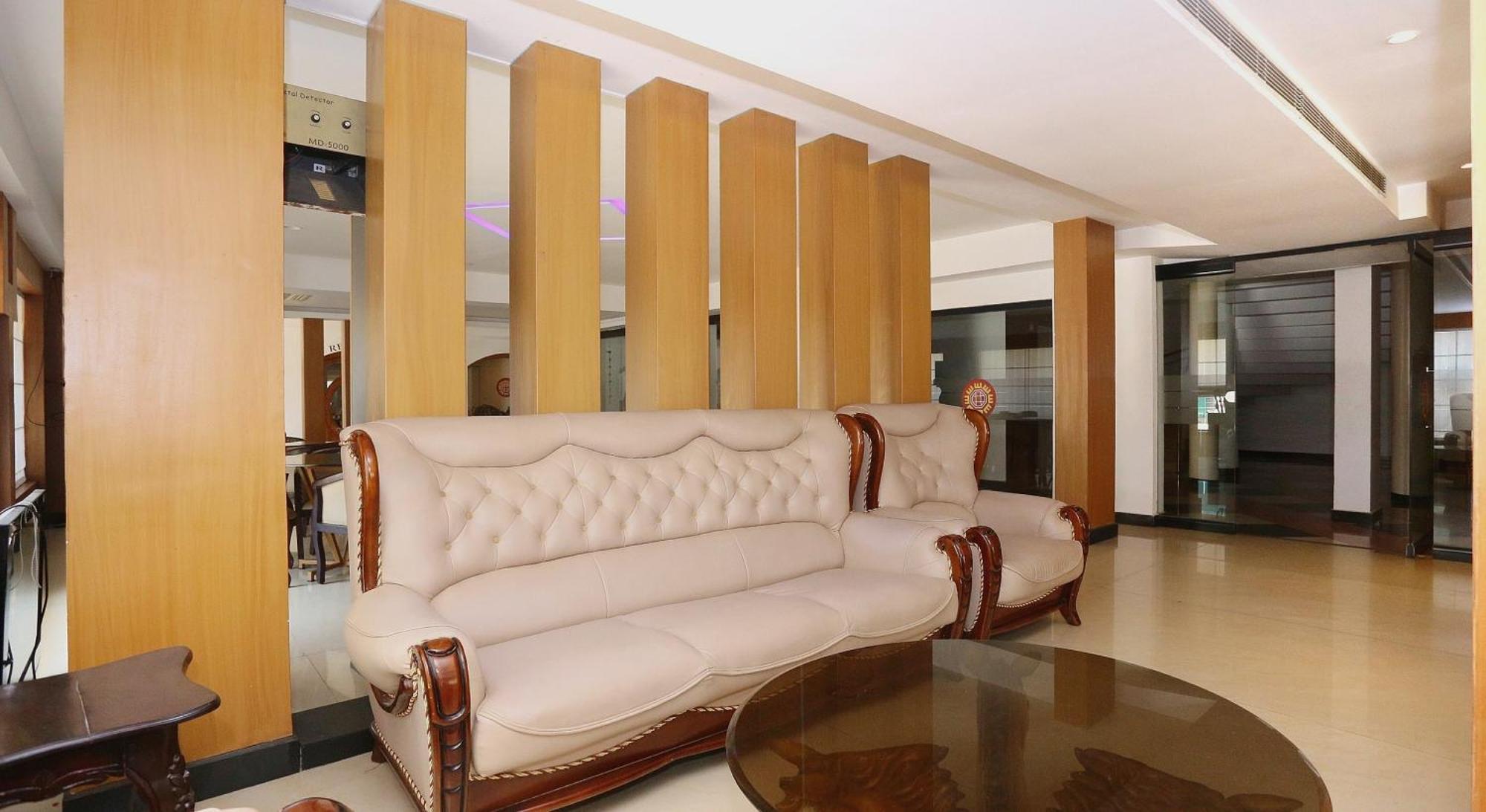 Super Townhouse Dona Castle Hotel Kollam Bagian luar foto