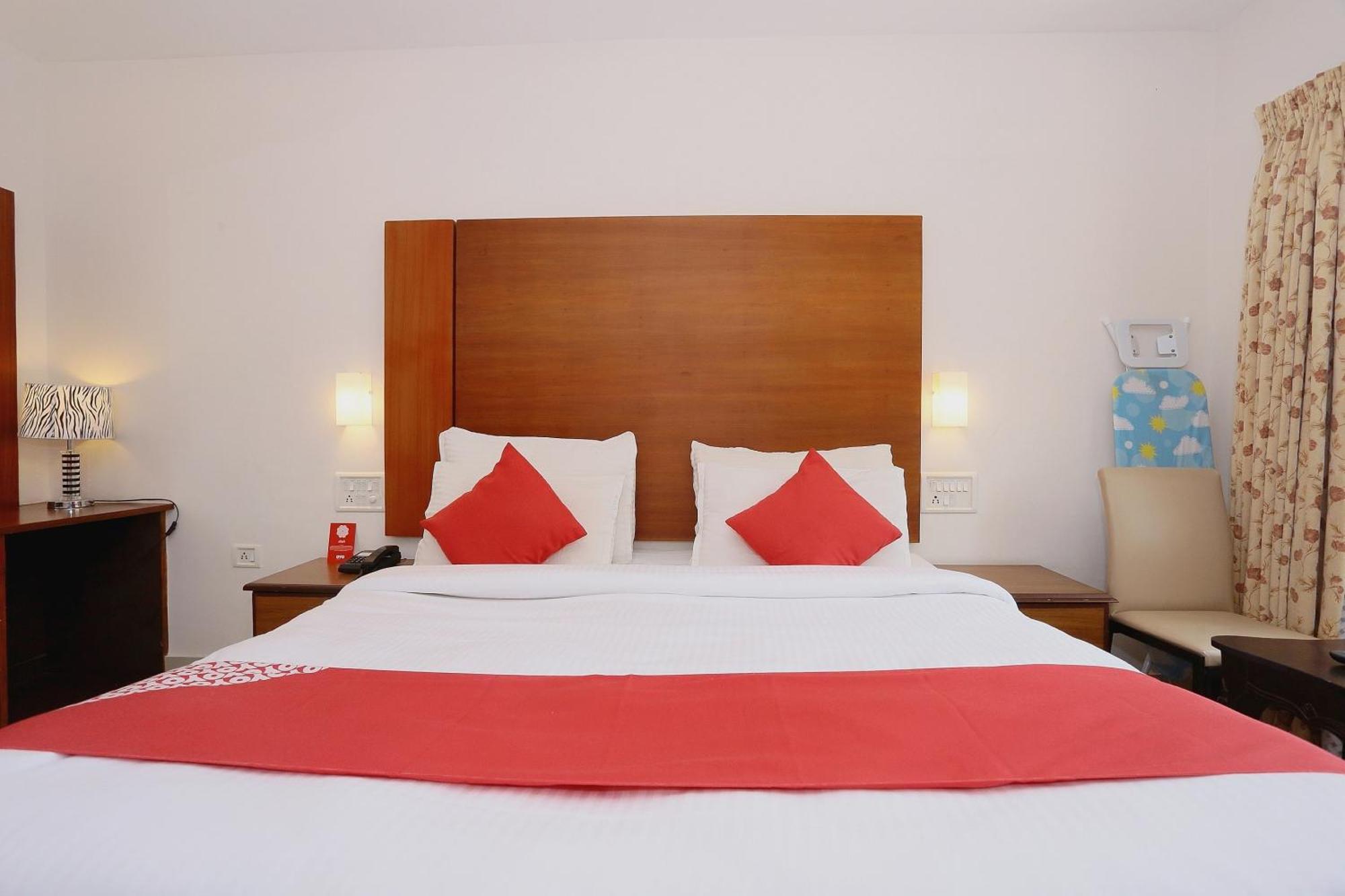 Super Townhouse Dona Castle Hotel Kollam Bagian luar foto
