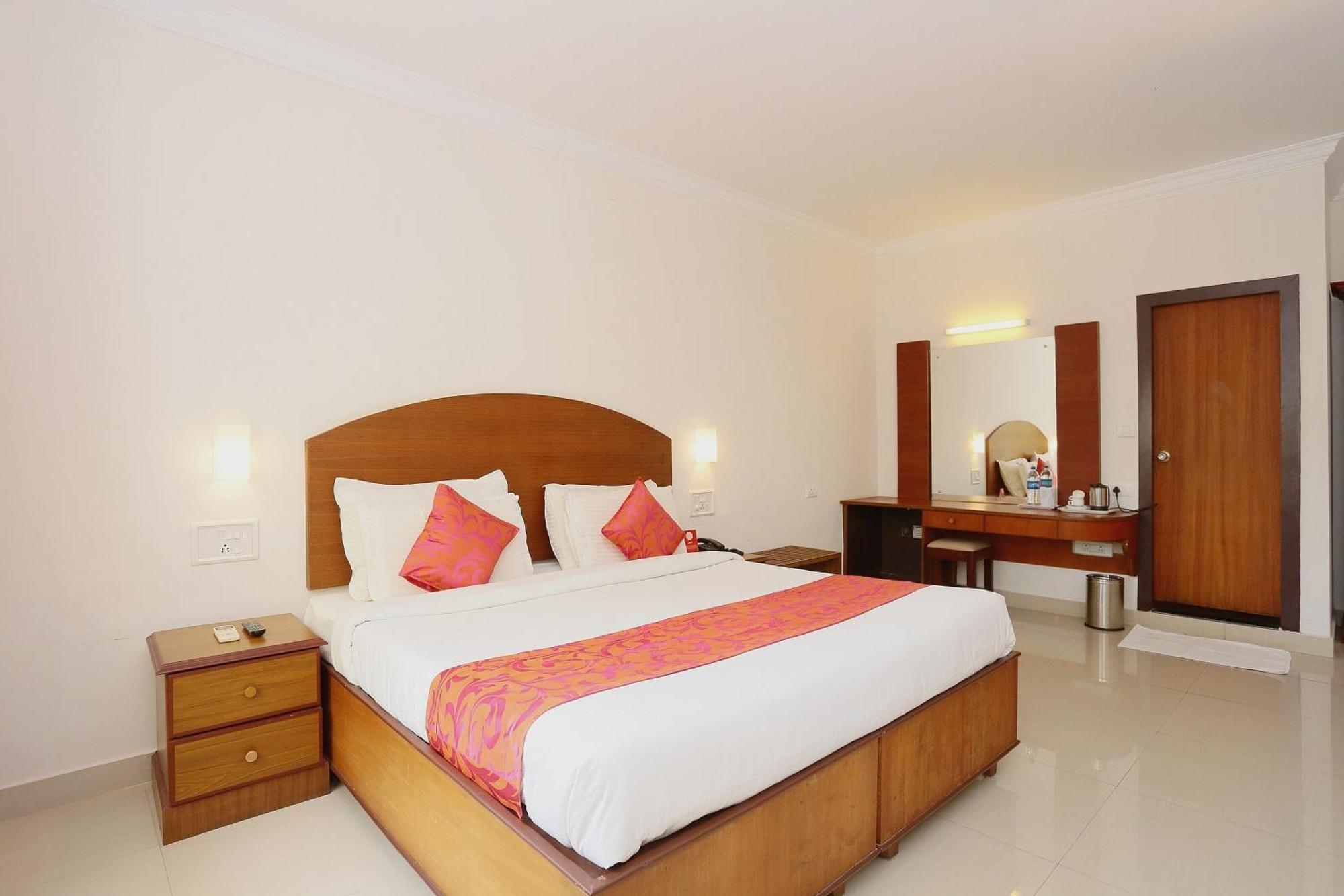 Super Townhouse Dona Castle Hotel Kollam Bagian luar foto
