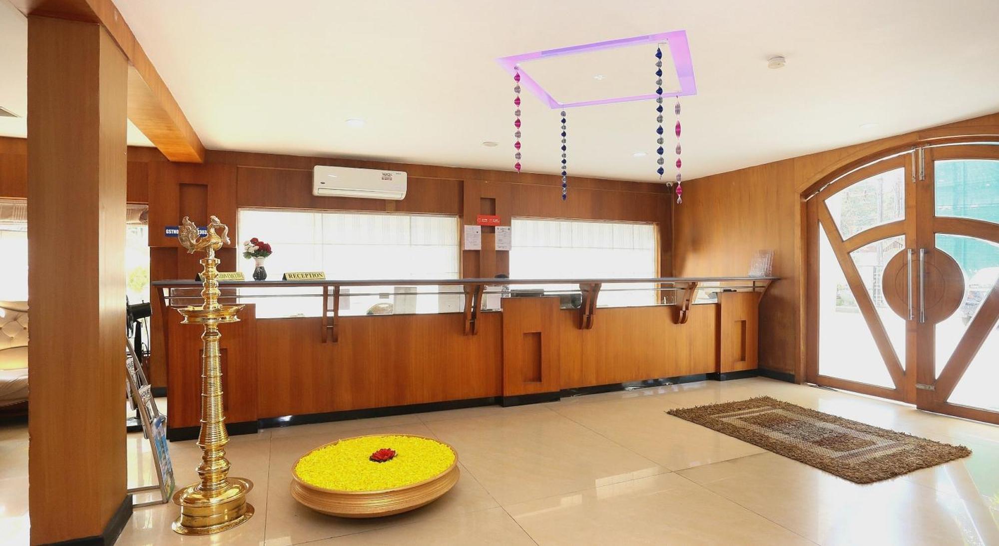 Super Townhouse Dona Castle Hotel Kollam Bagian luar foto