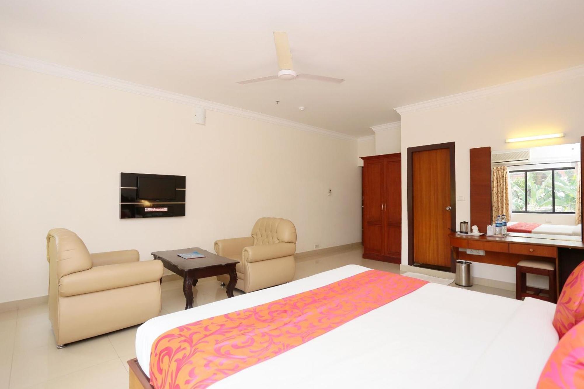 Super Townhouse Dona Castle Hotel Kollam Bagian luar foto