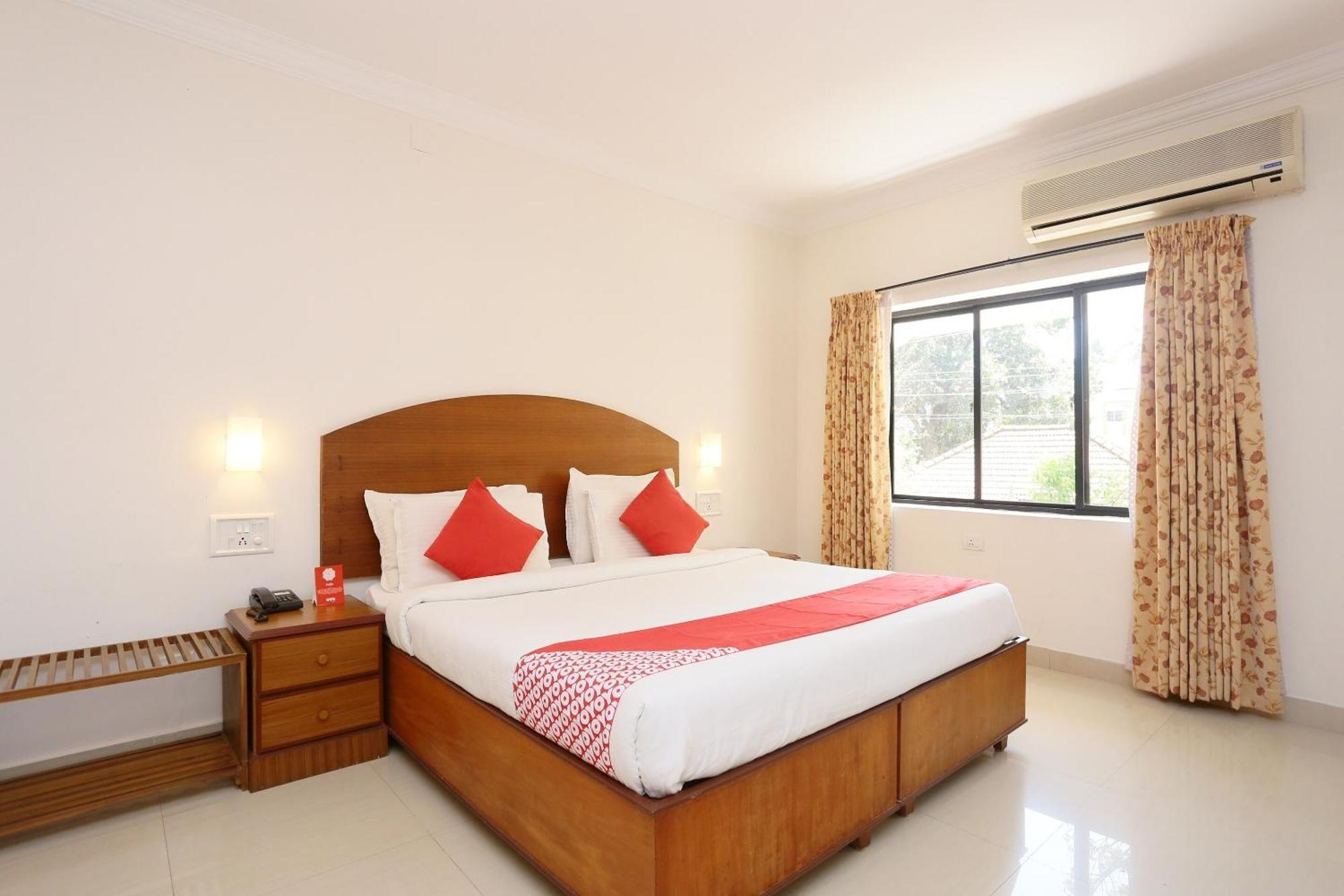 Super Townhouse Dona Castle Hotel Kollam Bagian luar foto