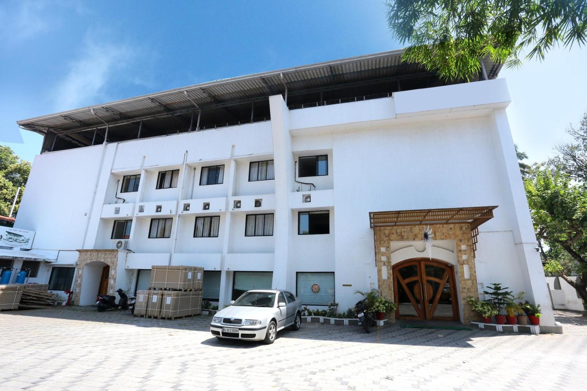Super Townhouse Dona Castle Hotel Kollam Bagian luar foto