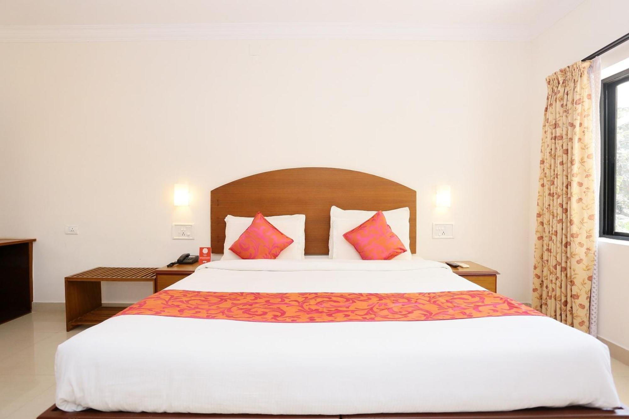 Super Townhouse Dona Castle Hotel Kollam Bagian luar foto
