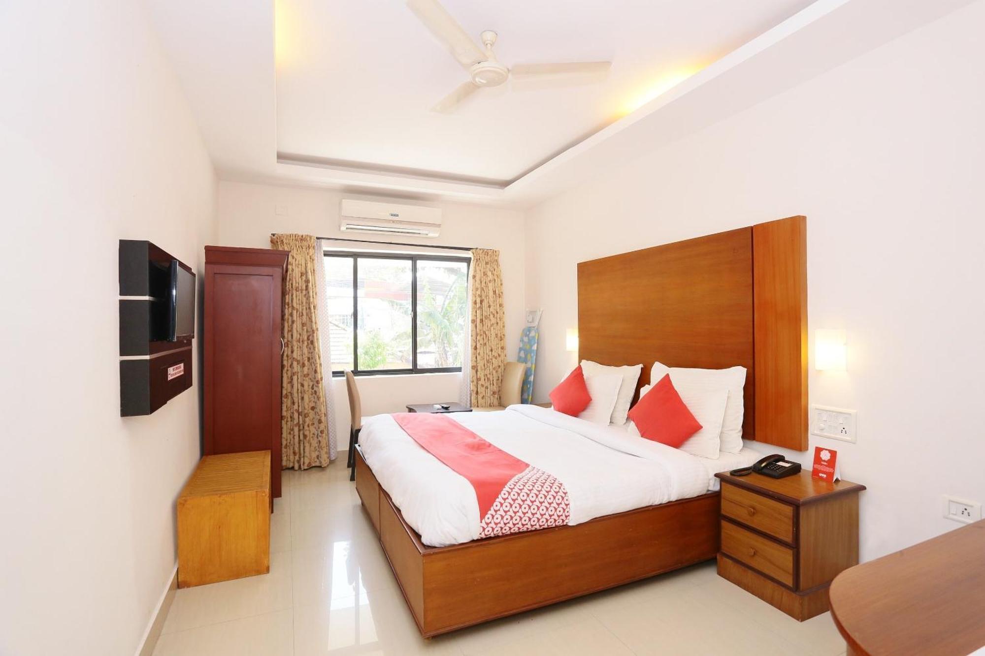 Super Townhouse Dona Castle Hotel Kollam Bagian luar foto