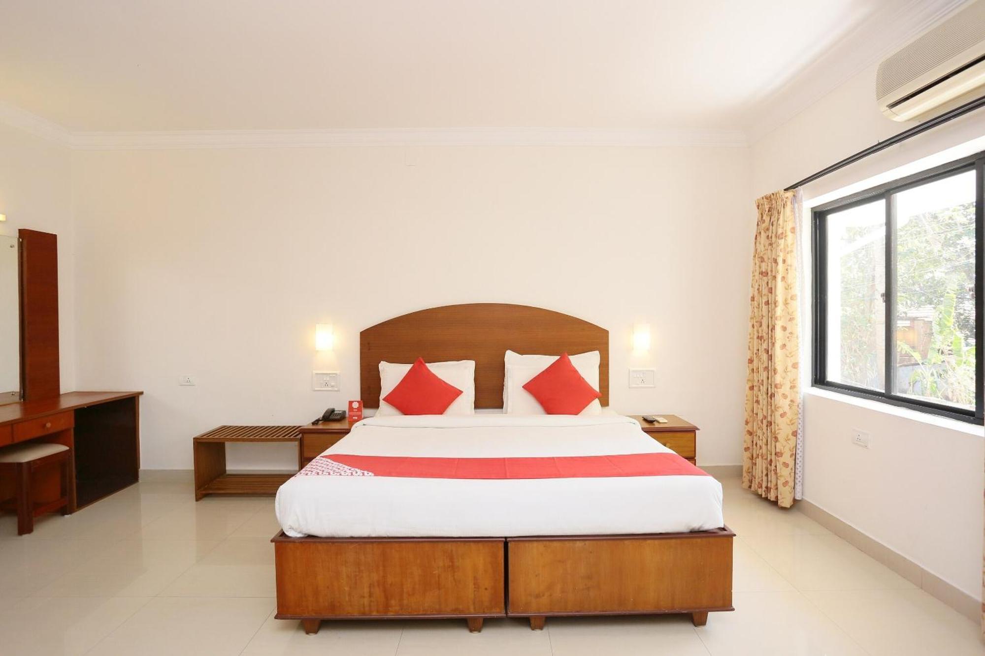 Super Townhouse Dona Castle Hotel Kollam Bagian luar foto