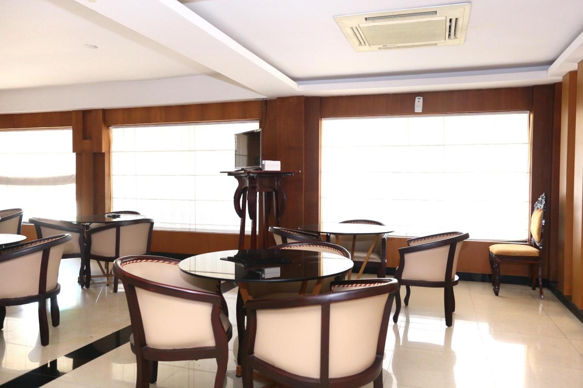 Super Townhouse Dona Castle Hotel Kollam Bagian luar foto