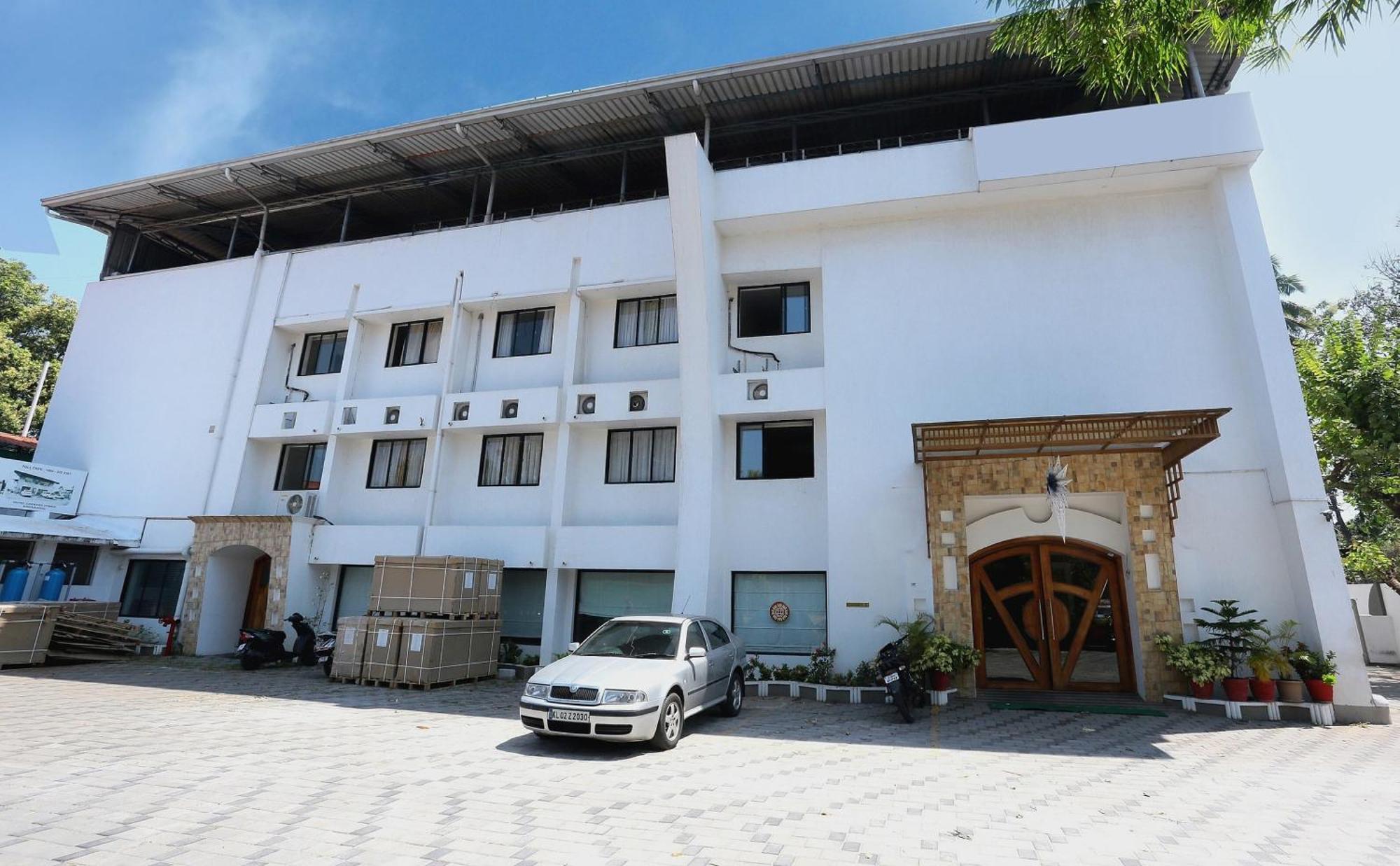 Super Townhouse Dona Castle Hotel Kollam Bagian luar foto