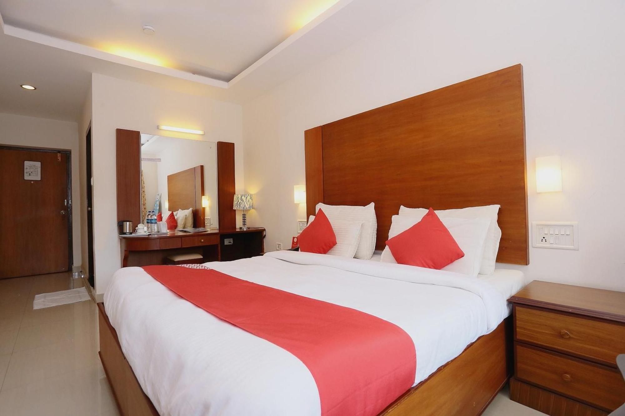 Super Townhouse Dona Castle Hotel Kollam Bagian luar foto