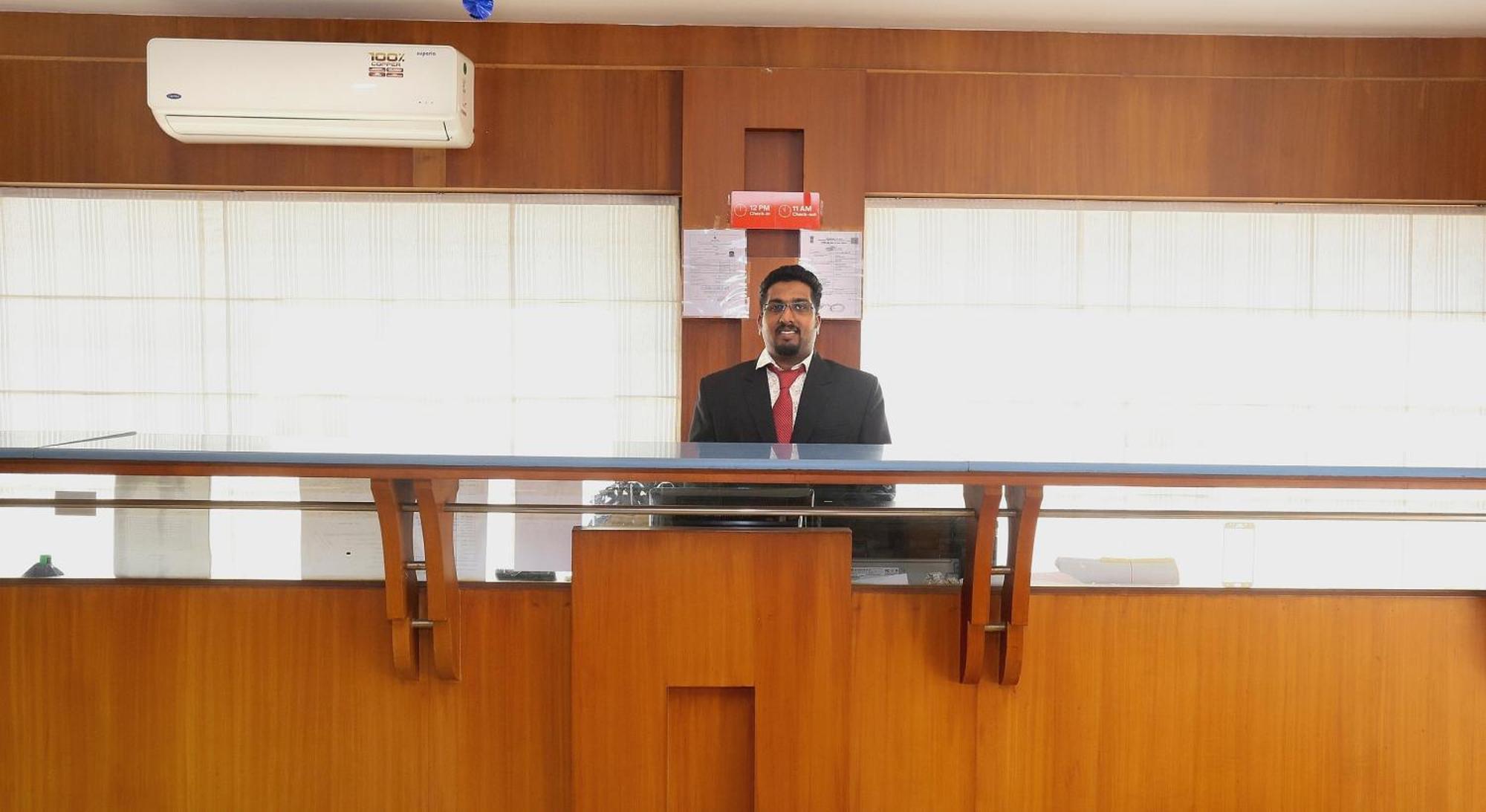 Super Townhouse Dona Castle Hotel Kollam Bagian luar foto