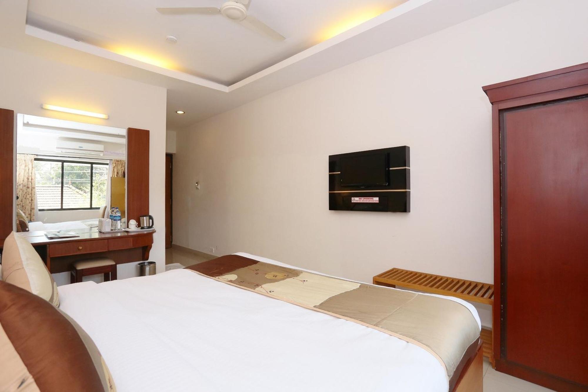 Super Townhouse Dona Castle Hotel Kollam Bagian luar foto