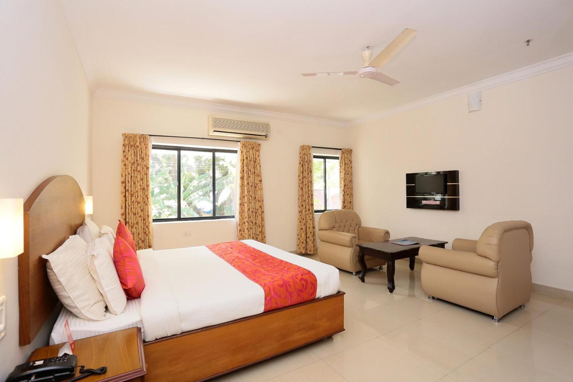 Super Townhouse Dona Castle Hotel Kollam Bagian luar foto