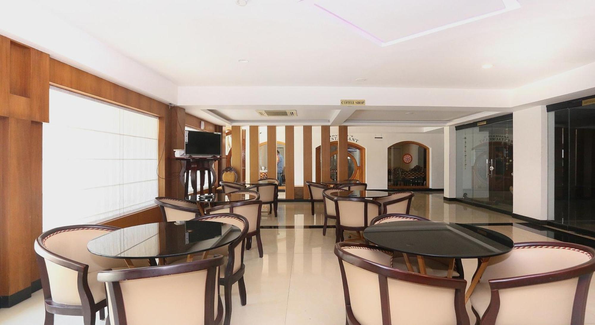 Super Townhouse Dona Castle Hotel Kollam Bagian luar foto