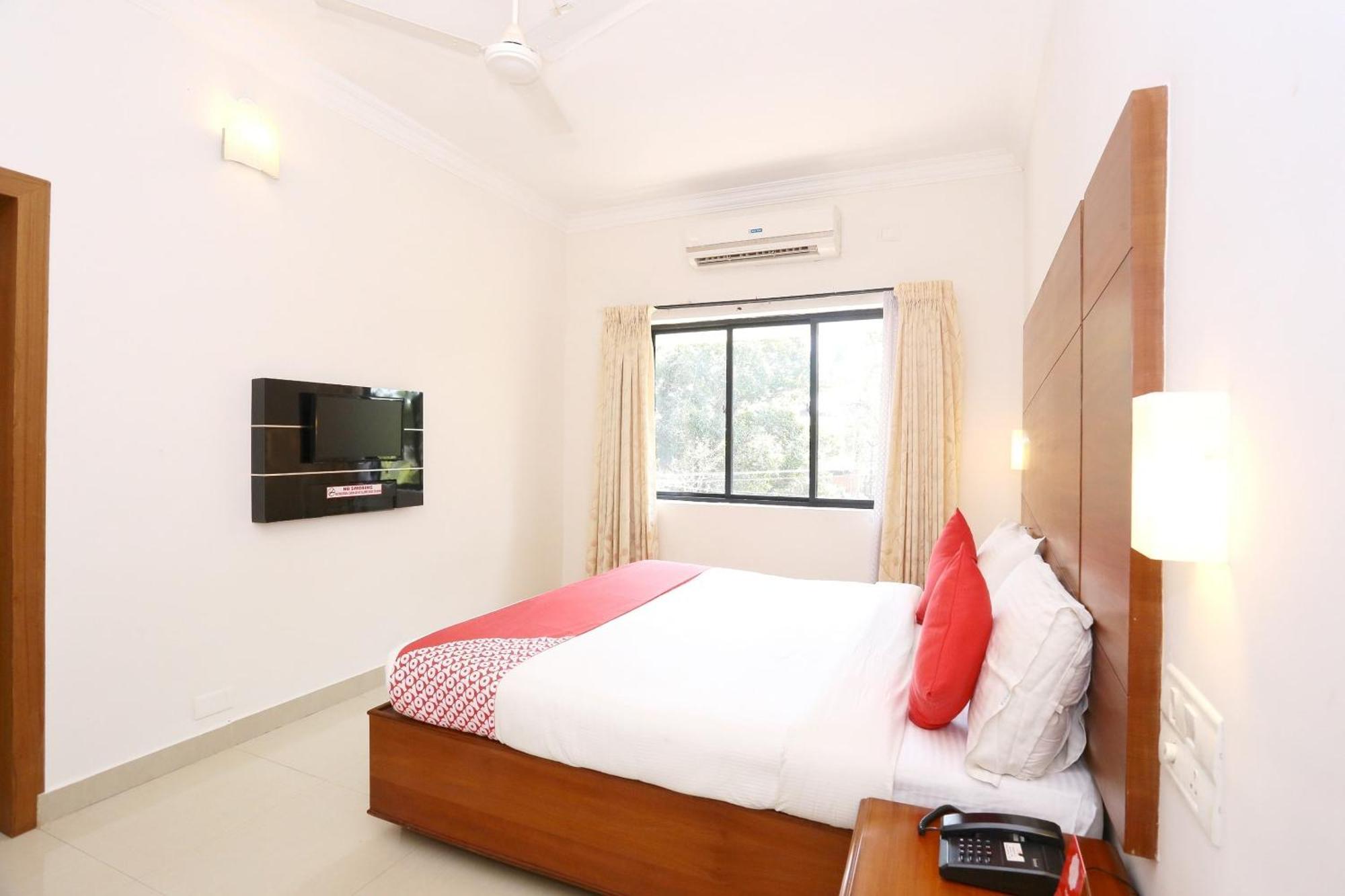 Super Townhouse Dona Castle Hotel Kollam Bagian luar foto