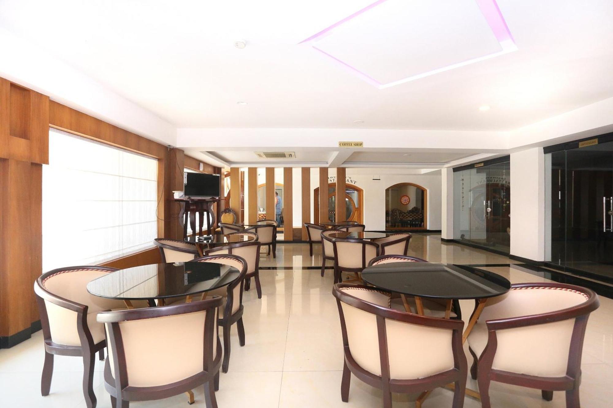 Super Townhouse Dona Castle Hotel Kollam Bagian luar foto