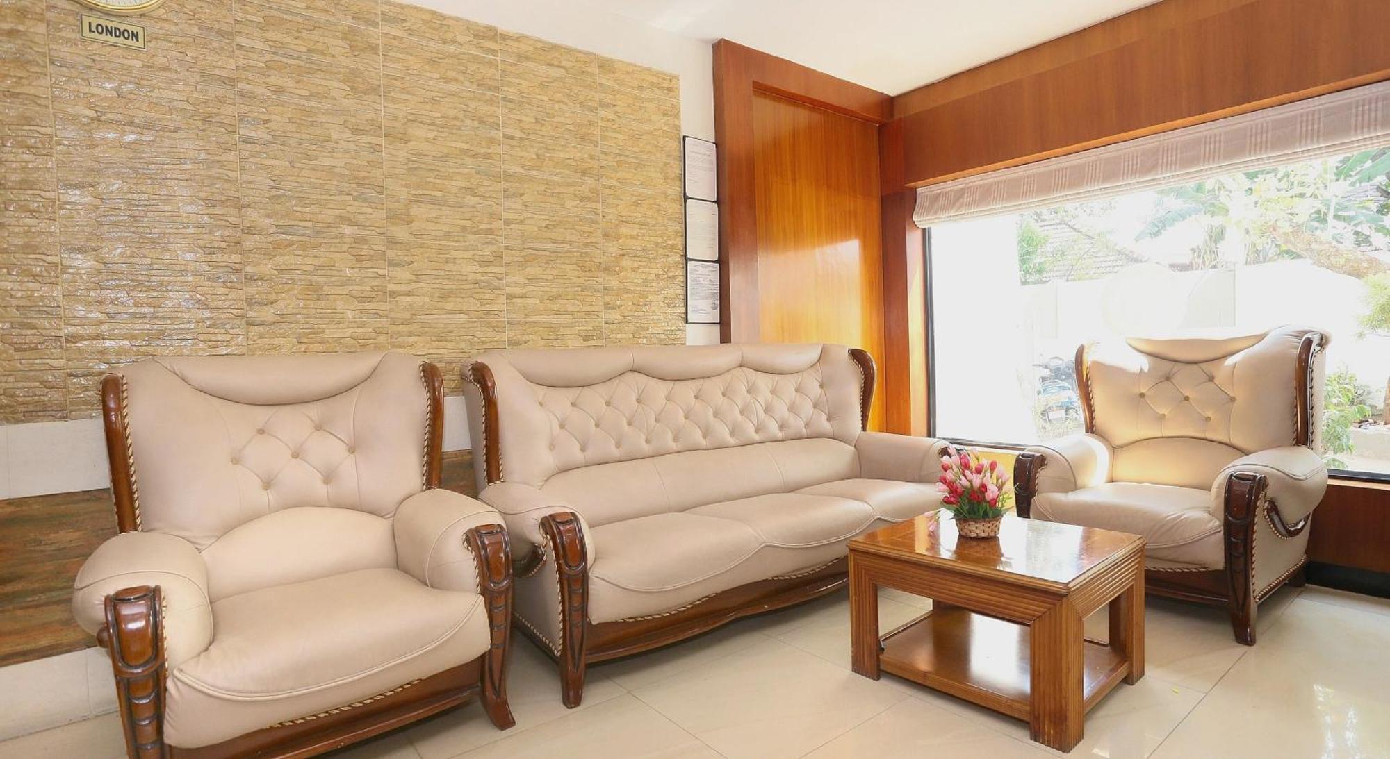 Super Townhouse Dona Castle Hotel Kollam Bagian luar foto