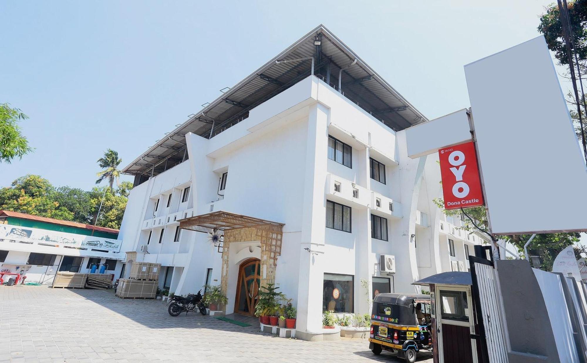 Super Townhouse Dona Castle Hotel Kollam Bagian luar foto