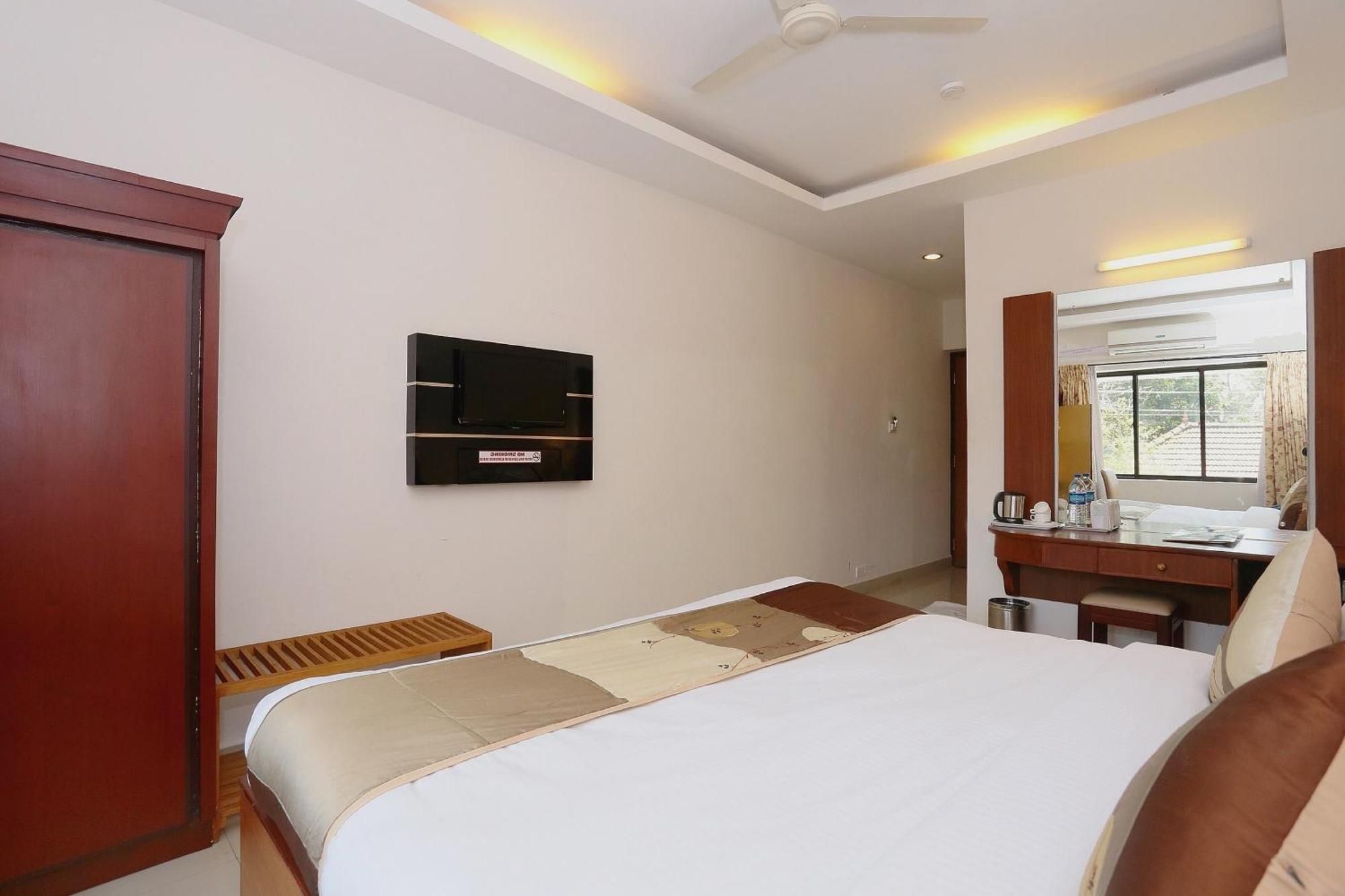 Super Townhouse Dona Castle Hotel Kollam Bagian luar foto