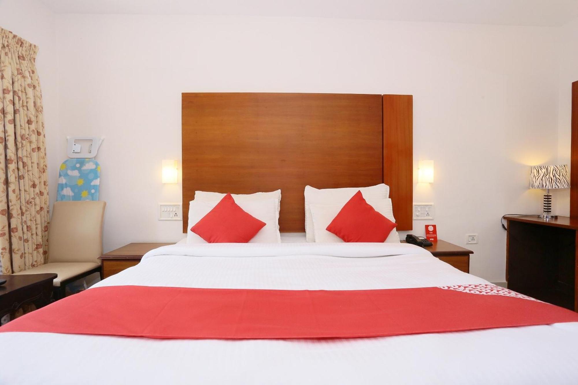 Super Townhouse Dona Castle Hotel Kollam Bagian luar foto
