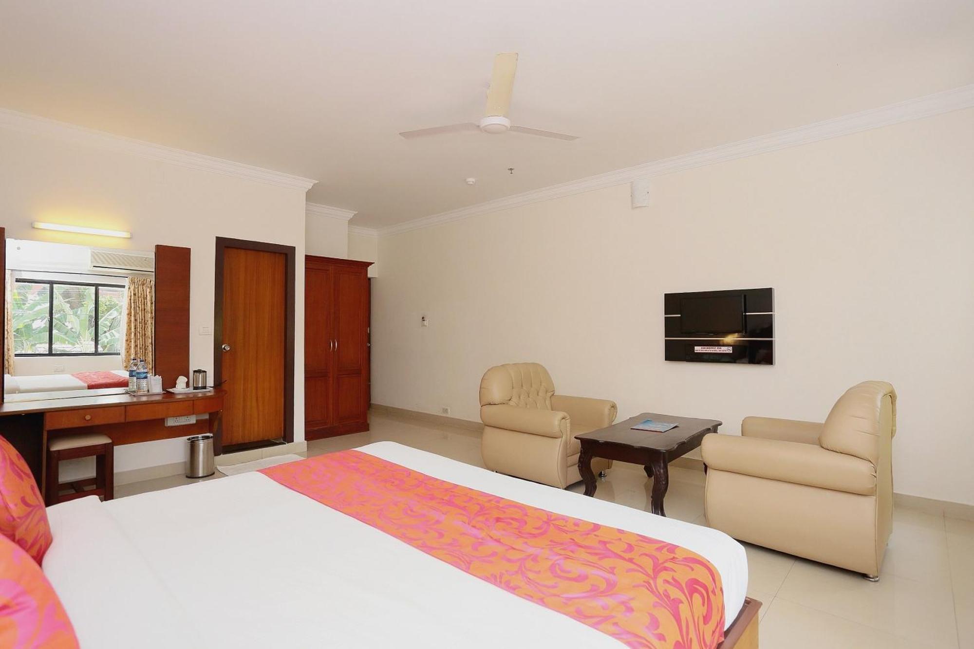 Super Townhouse Dona Castle Hotel Kollam Bagian luar foto