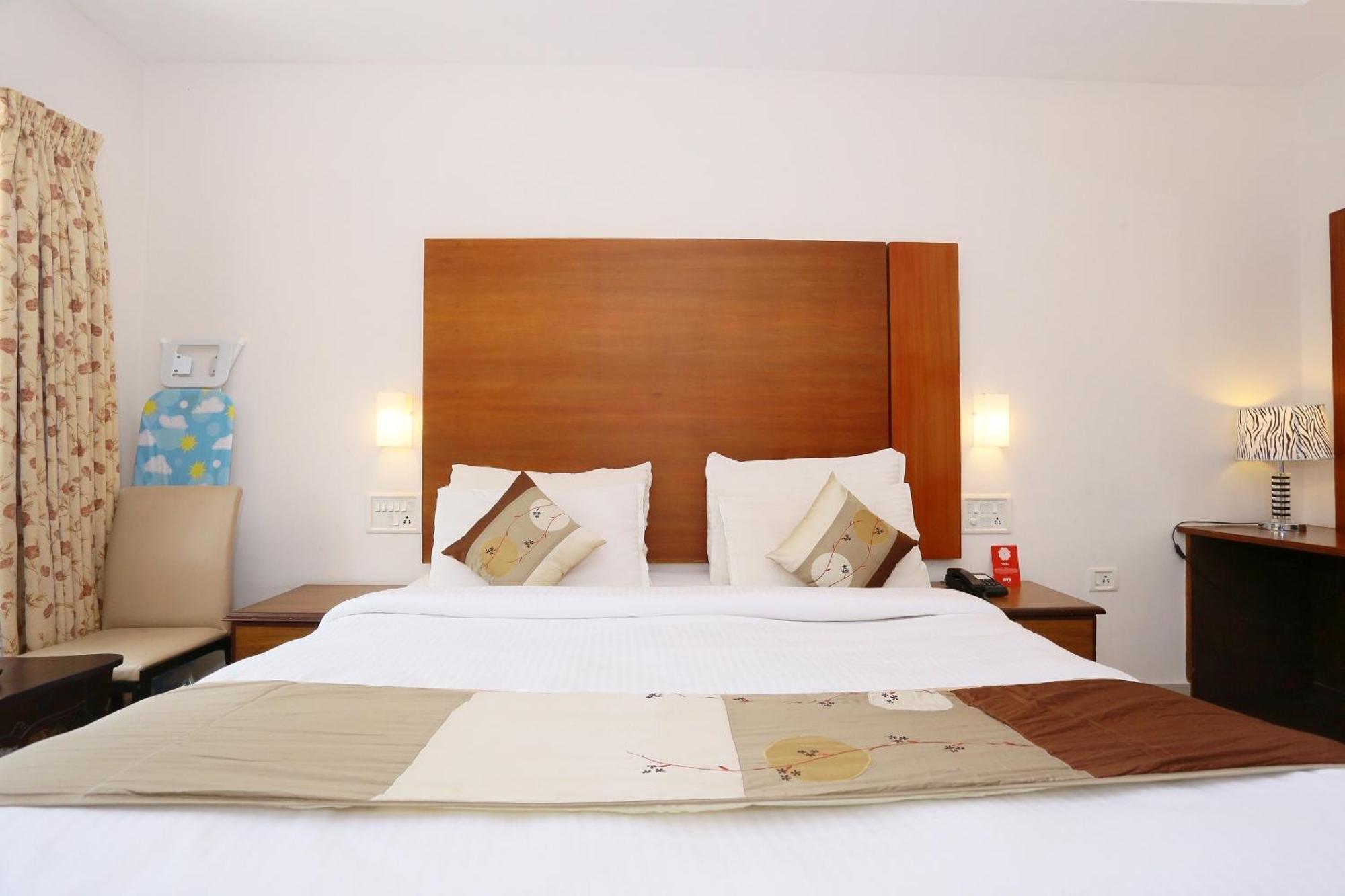 Super Townhouse Dona Castle Hotel Kollam Bagian luar foto