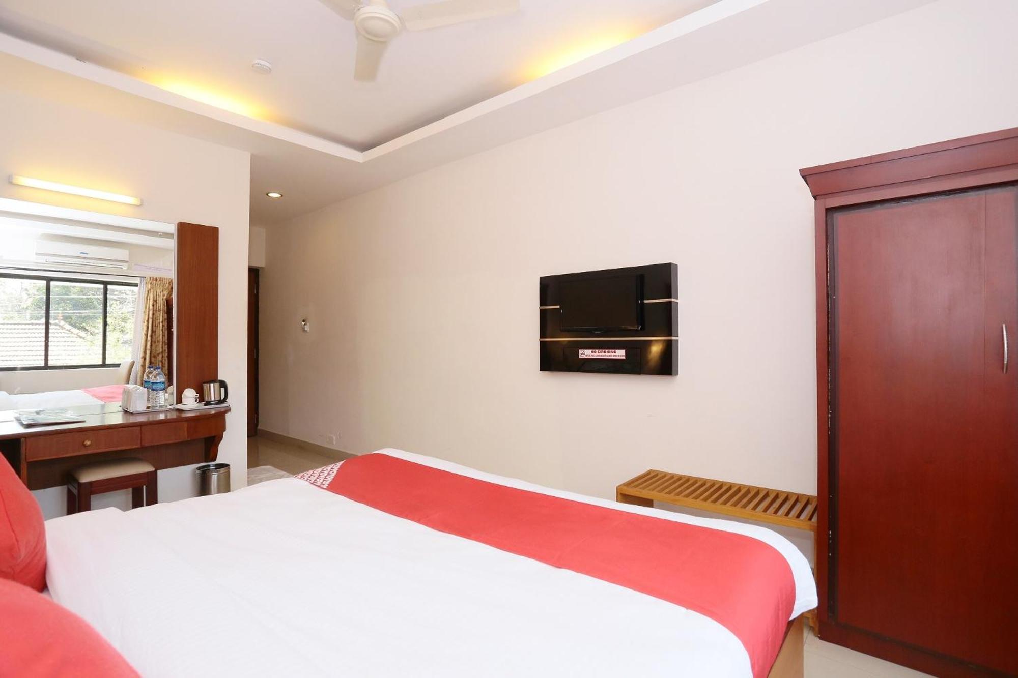 Super Townhouse Dona Castle Hotel Kollam Bagian luar foto