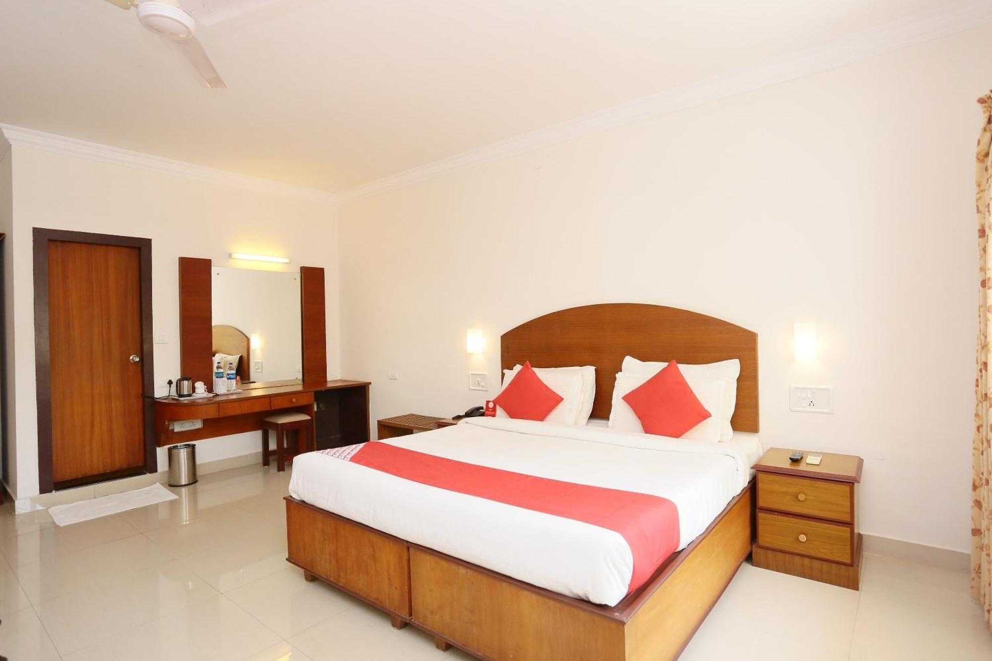 Super Townhouse Dona Castle Hotel Kollam Bagian luar foto