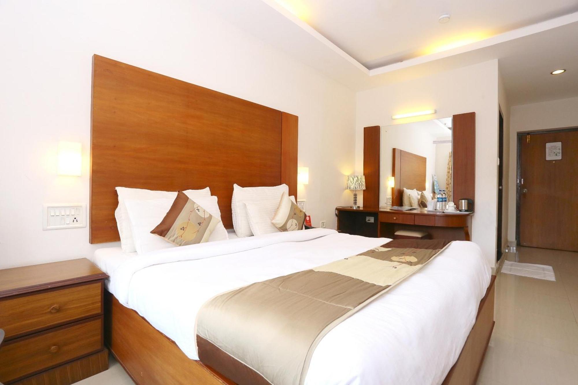 Super Townhouse Dona Castle Hotel Kollam Bagian luar foto